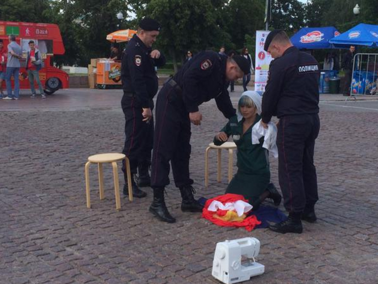 Полиция решила пресечь акцию по пошиву российских флагов