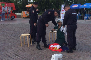 Полиция решила пресечь акцию по пошиву российских флагов