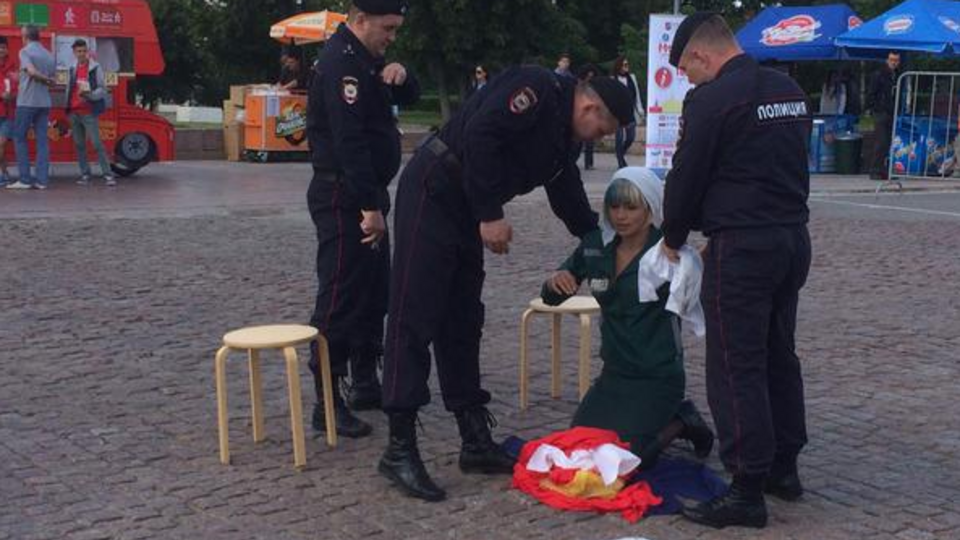 Полиция решила пресечь акцию по пошиву российских флагов