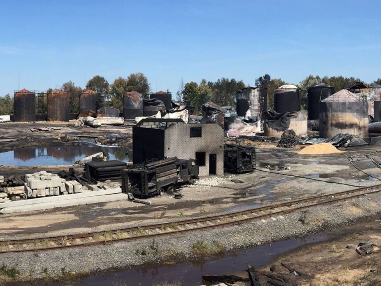 Нефтебаза горит под Киевом пятый день