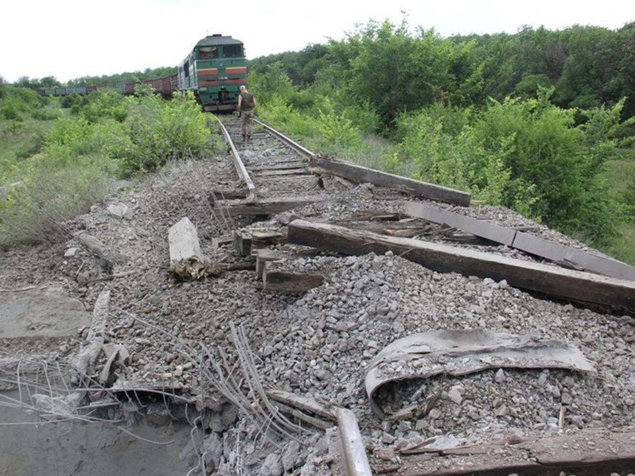 Боевики подорвали железную дорогу на контролируемой Украиной территории