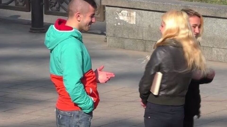 Пранкеры провели эксперимент, предложив секс грузинским и российским девушкам. Видео