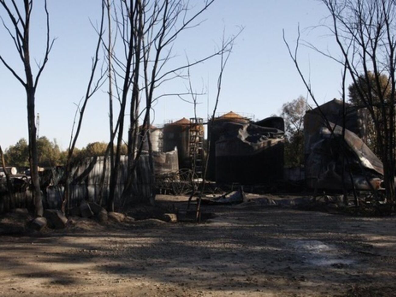 На территории нефтебазы "БРСМ-Нафта" вблизи Василькова Киевской области не осталось очагов открытого огня. Угрозы распространения пожара нет