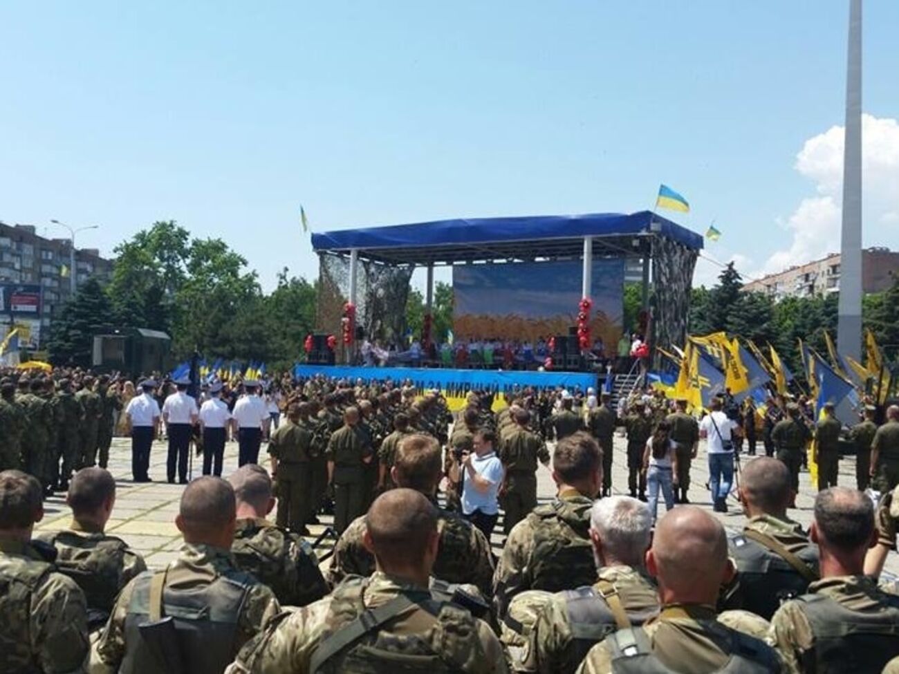 На площади выстроились подразделения полка "Азов"