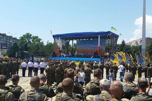 На площади выстроились подразделения полка "Азов"