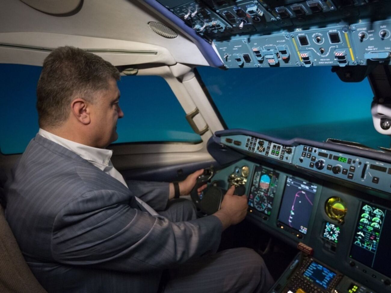 Порошенко надеется, что авиация в Украине получит "новое дыхание"