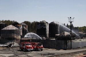 На нефтебазе под Киевом вновь разгорелись два резервуара с топливом. Угроза повторного взрыва сохраняется