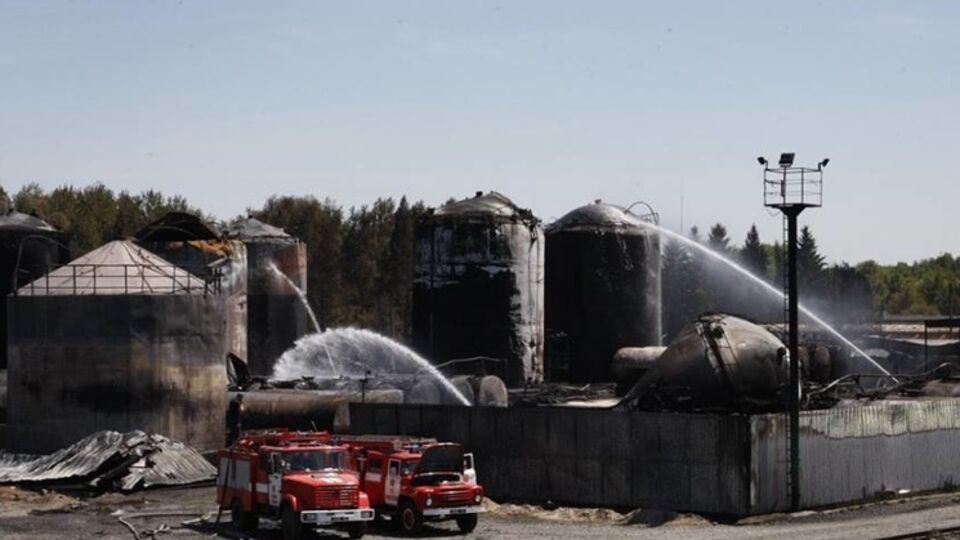 На нефтебазе под Киевом вновь разгорелись два резервуара с топливом. Угроза повторного взрыва сохраняется