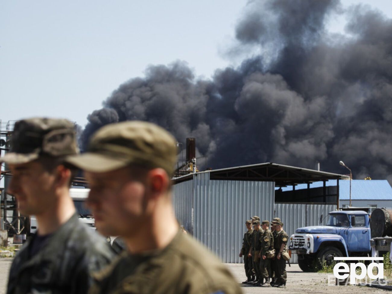 К ликвидации пожара на нефтебазе под Киевом привлекут пожарный танк Минобороны