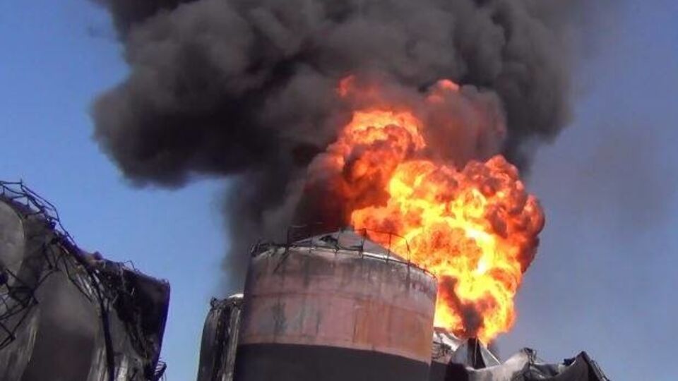 Пожар на нефтебазе под Васильковом продолжается