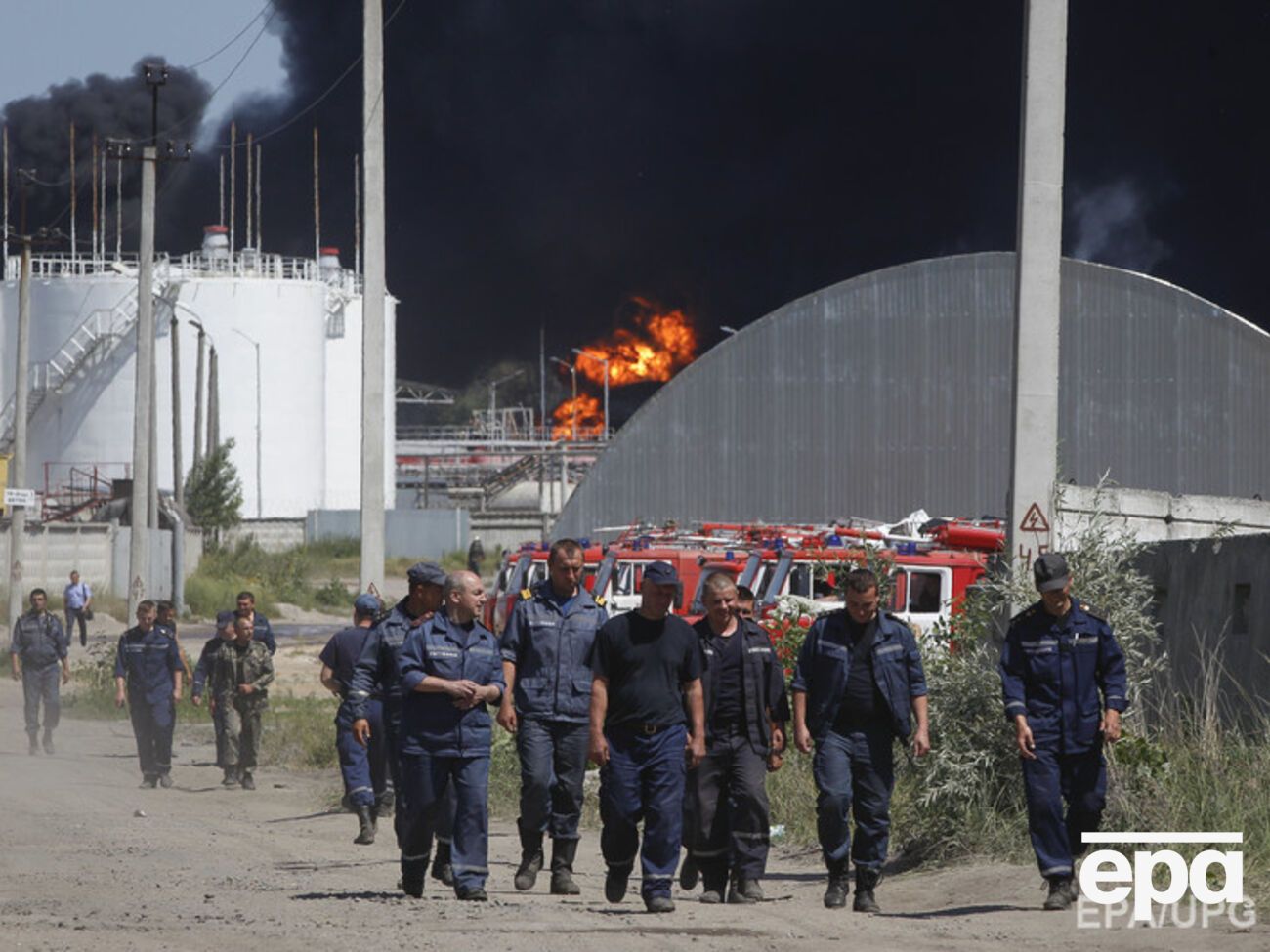 В ГСЧС заявили, что повода для паники на горящей нефтебазе нет