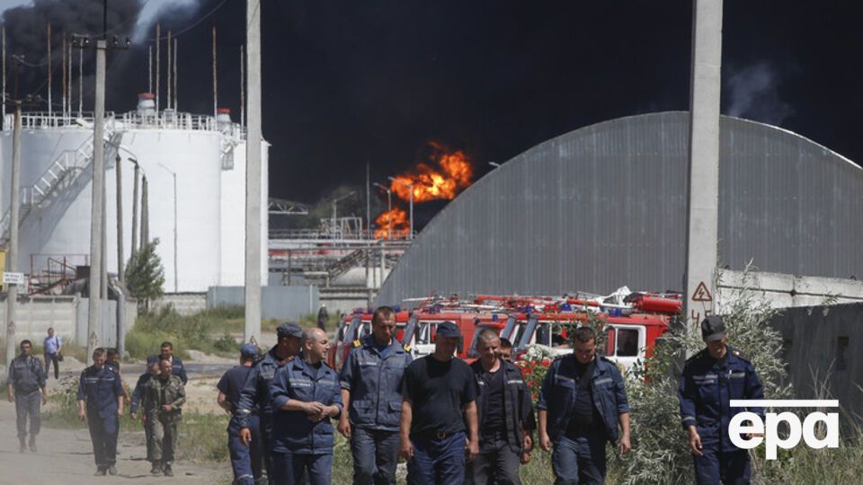 В ГСЧС заявили, что повода для паники на горящей нефтебазе нет