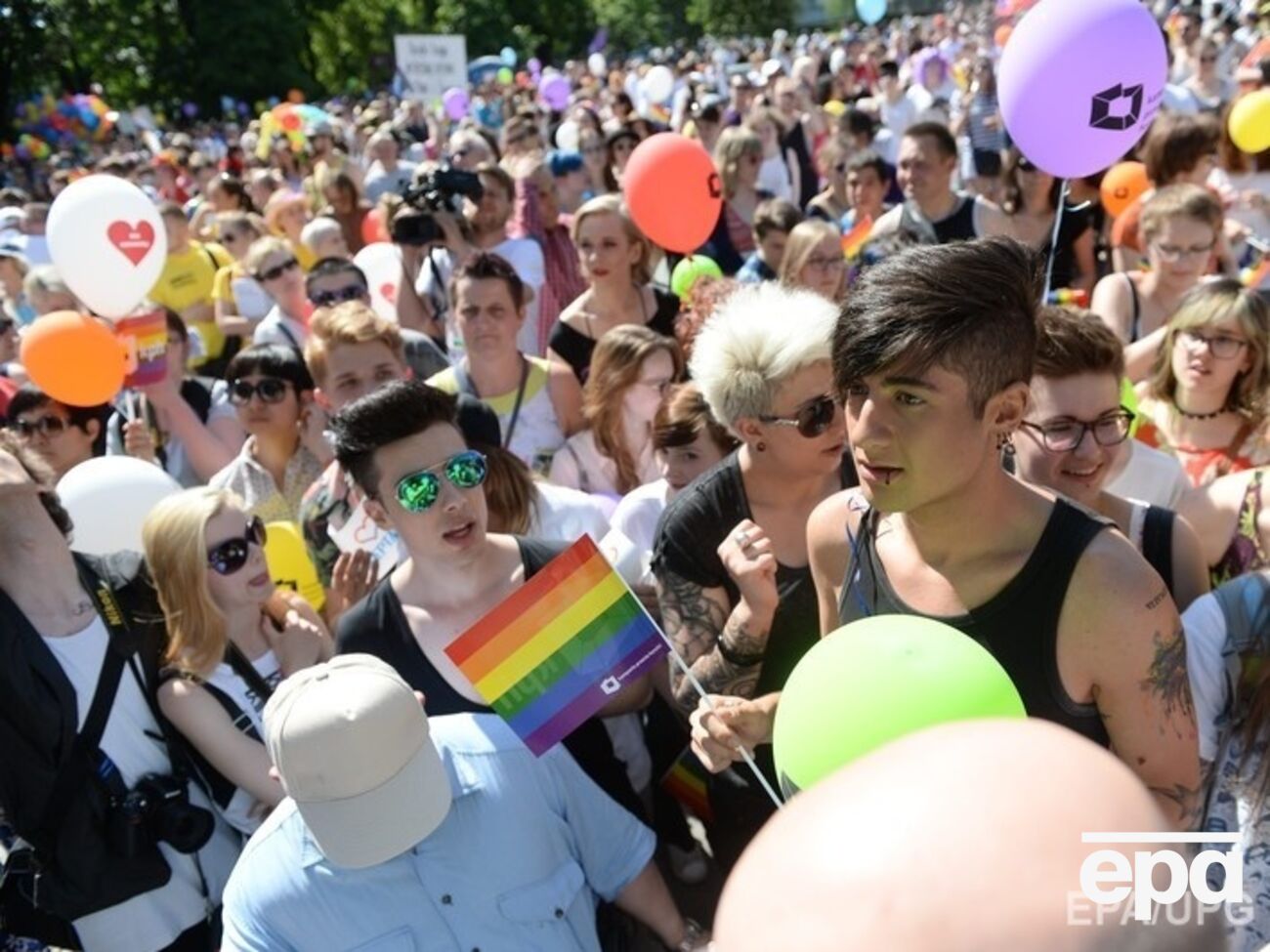 По данным местных СМИ, на пути манифестантов несколько человек организовали акцию протеста против проведения парада