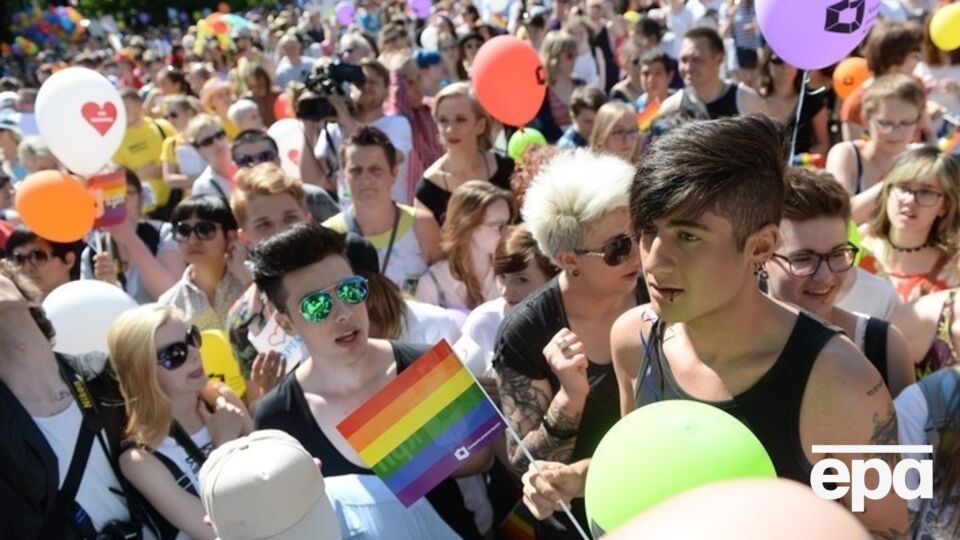 По данным местных СМИ, на пути манифестантов несколько человек организовали акцию протеста против проведения парада