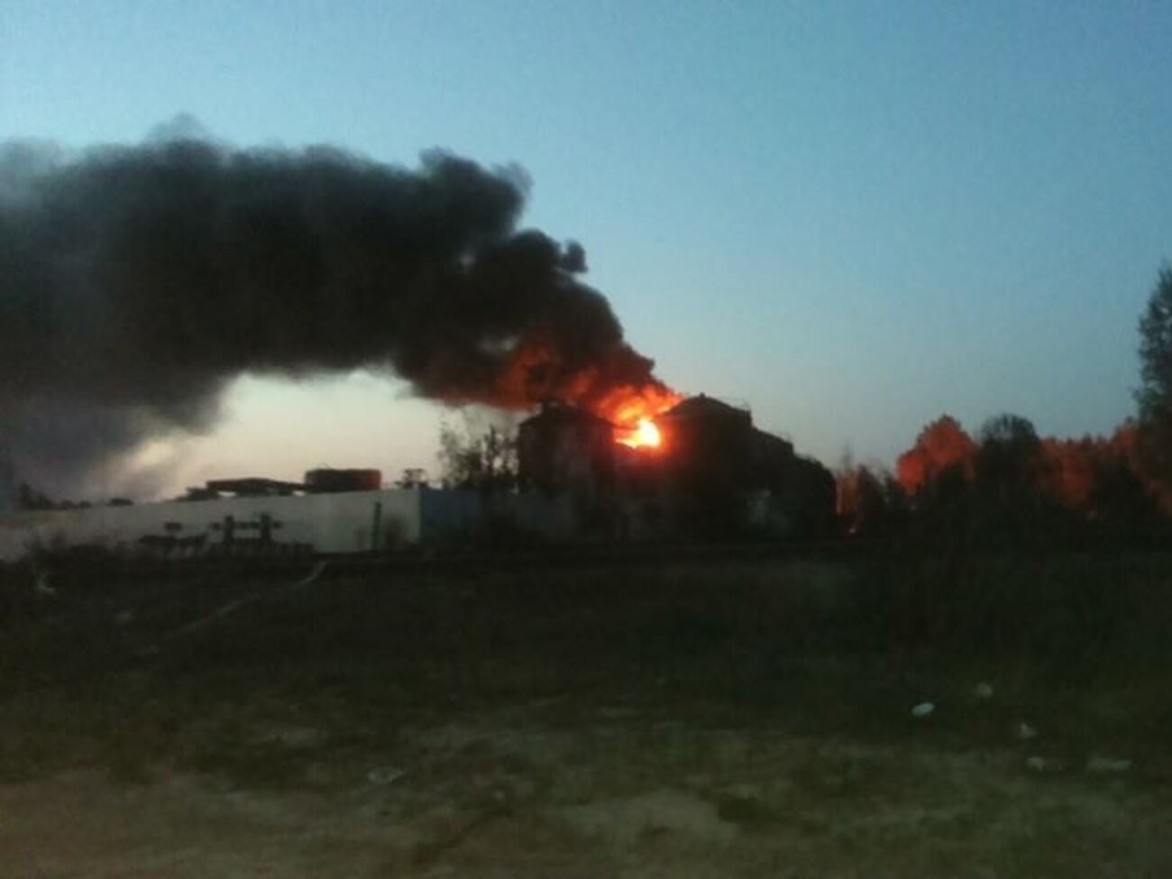 Пожар на нефтебазе под Киевом продолжается