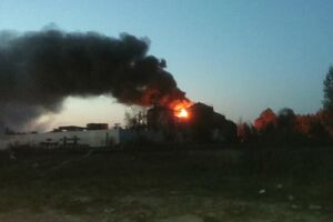 Пожар на нефтебазе под Киевом продолжается