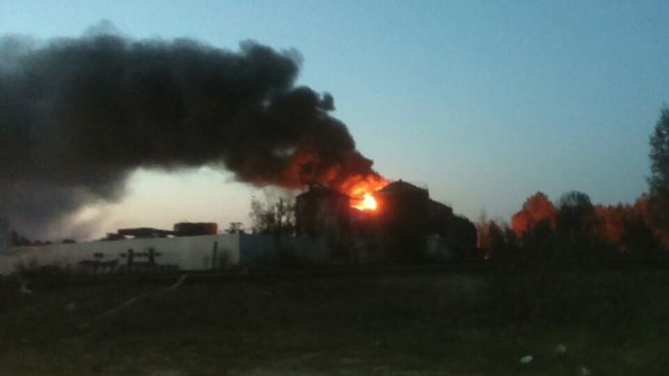 Пожар на нефтебазе под Киевом продолжается