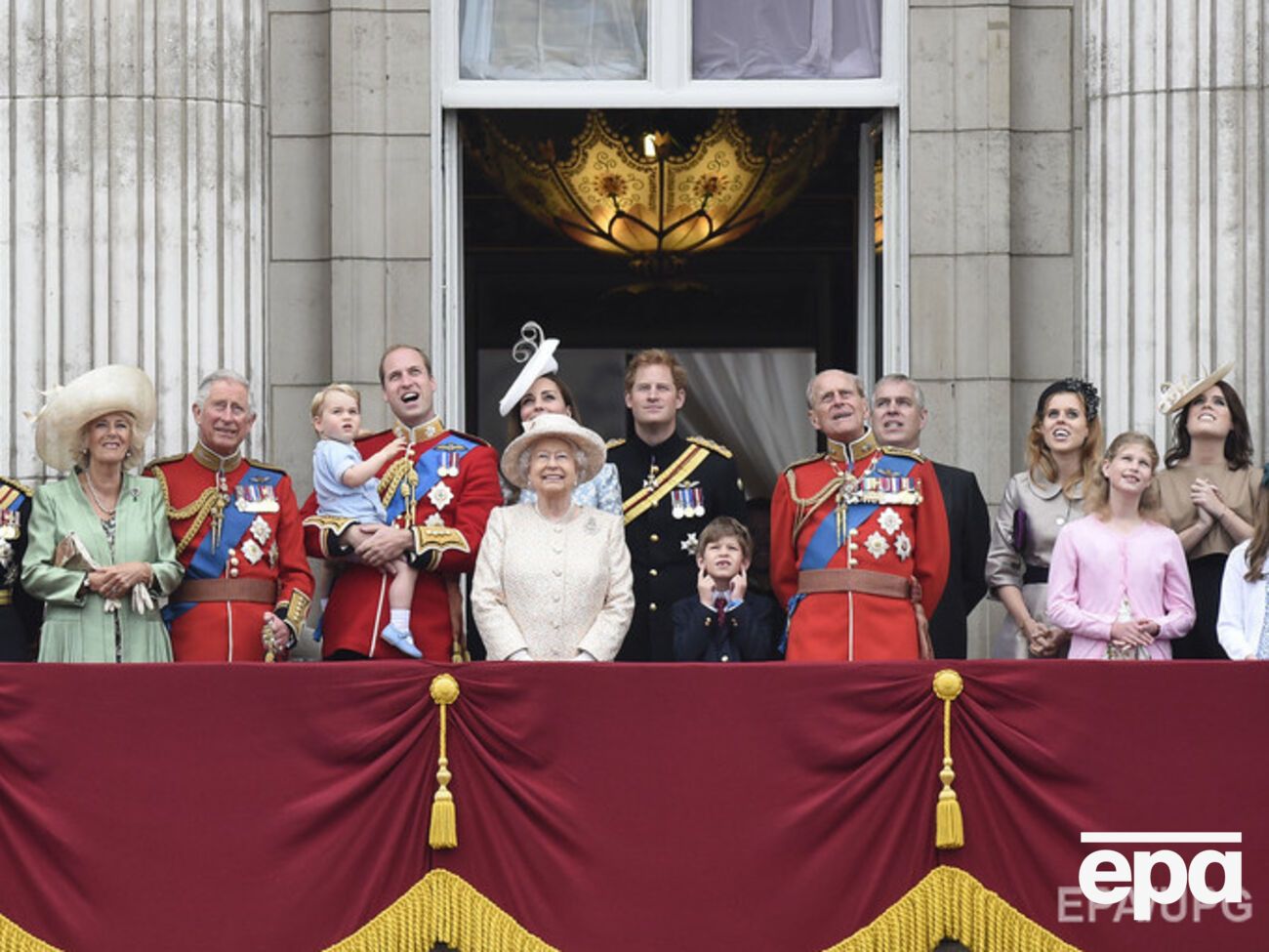 Британская королевская семья смотрит&nbsp;Воздушный парад с балкона Букингемского дворца в центре Лондона