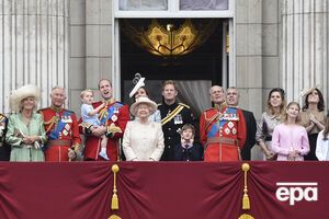 Британская королевская семья смотрит Воздушный парад с балкона Букингемского дворца в центре Лондона