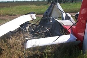 После падения самолет загорелся