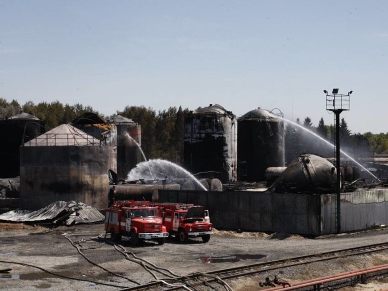 На нефтебазе продолжает гореть одна емкость с горючим