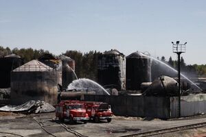 На нефтебазе продолжает гореть одна емкость с горючим