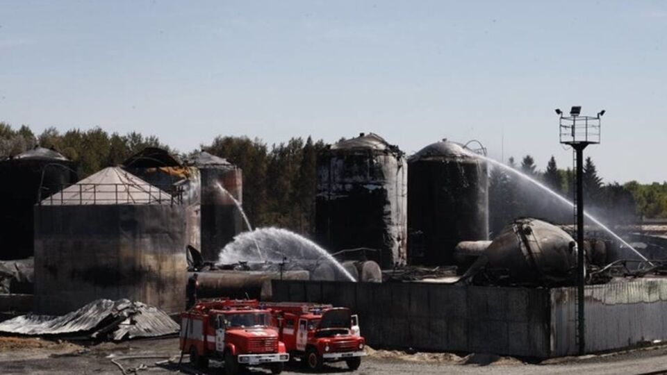 На нефтебазе продолжает гореть одна емкость с горючим