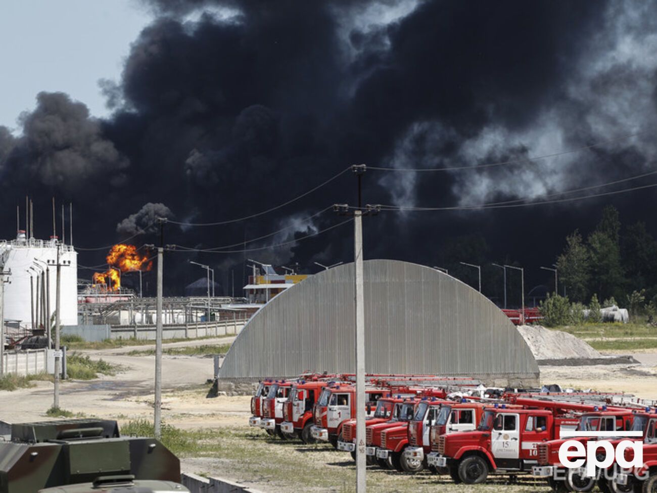 Пожар на нефтебазе начался в понедельник и продолжается до сих пор