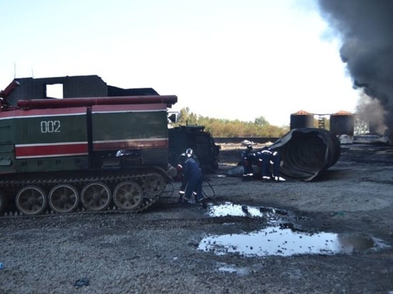 Тушение пожара на нефтебазе продолжается