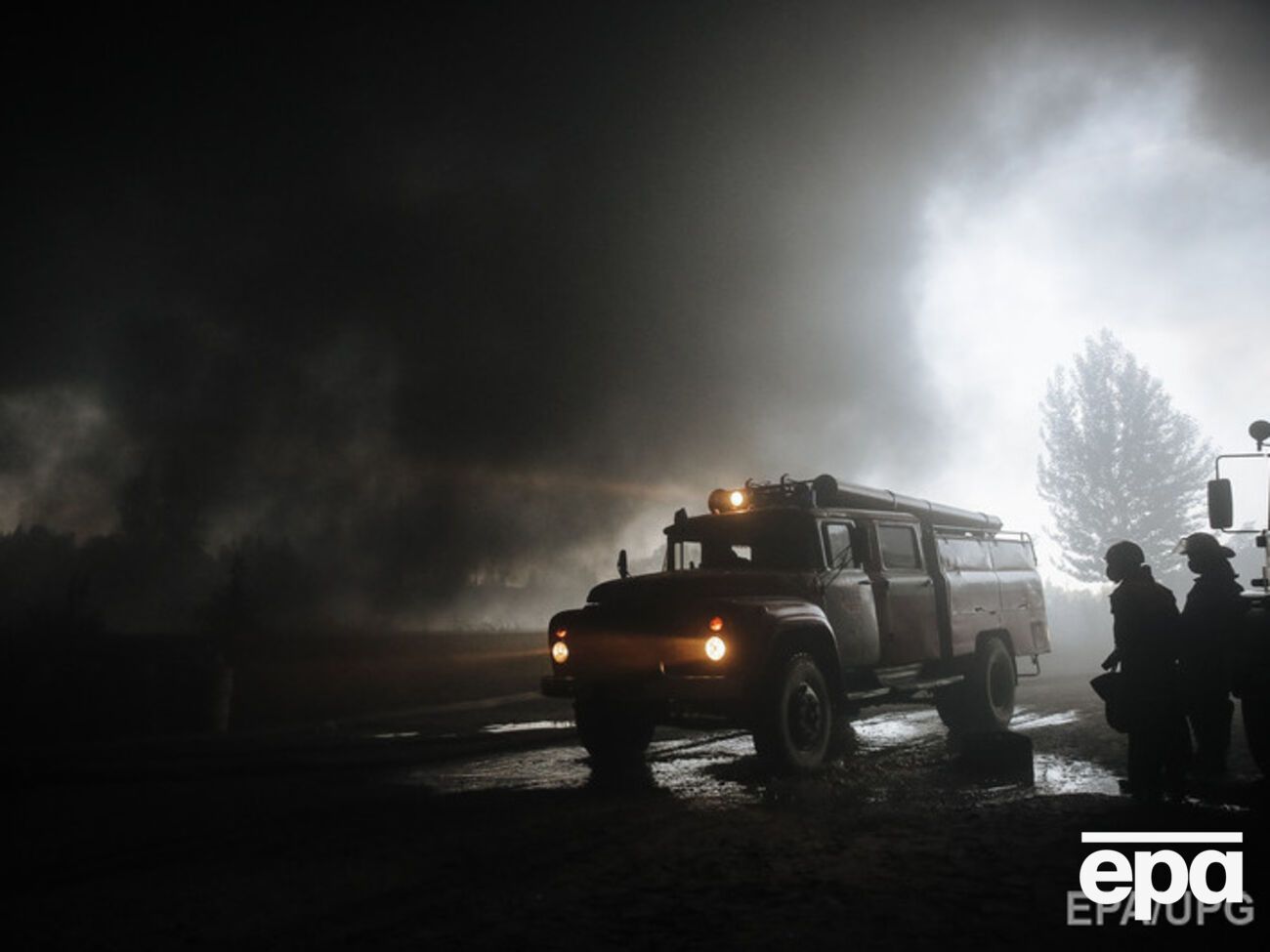 Нефтебаза под Киевом горит уже неделю