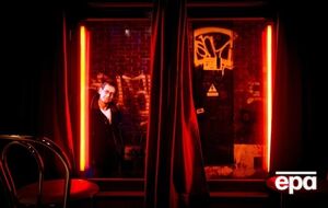 Бордель предоставляет бесплатные услуги клиентам, однако выплачивает зарплату сотрудницам