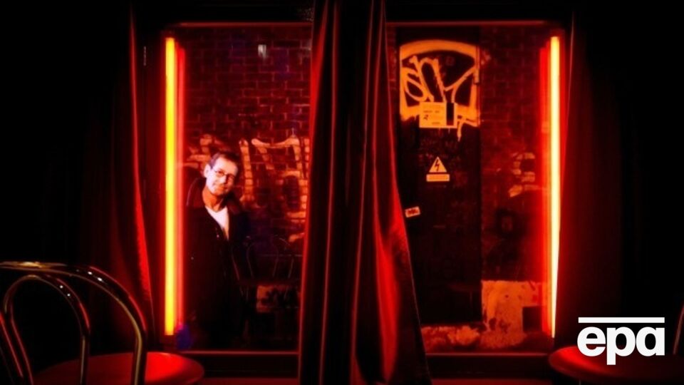 Бордель предоставляет бесплатные услуги клиентам, однако выплачивает зарплату сотрудницам