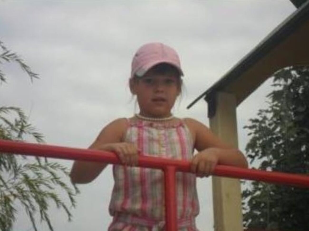 Пока город искал девочку, аферисты пытались нажиться на ее родителях