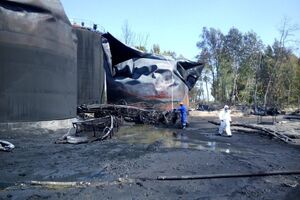 ГСЧС: Резервуар объемом 900 м³ с бензином продолжает фитилировать в нижней части