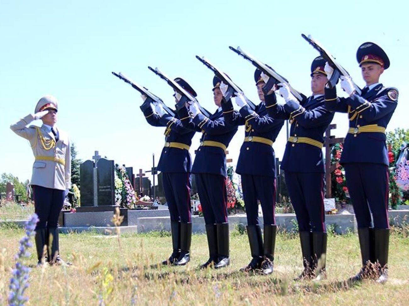 Погибшего под Иловайском украинского бойца похоронили с военными почестями