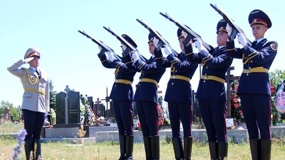 Погибшего под Иловайском украинского бойца похоронили с военными почестями
