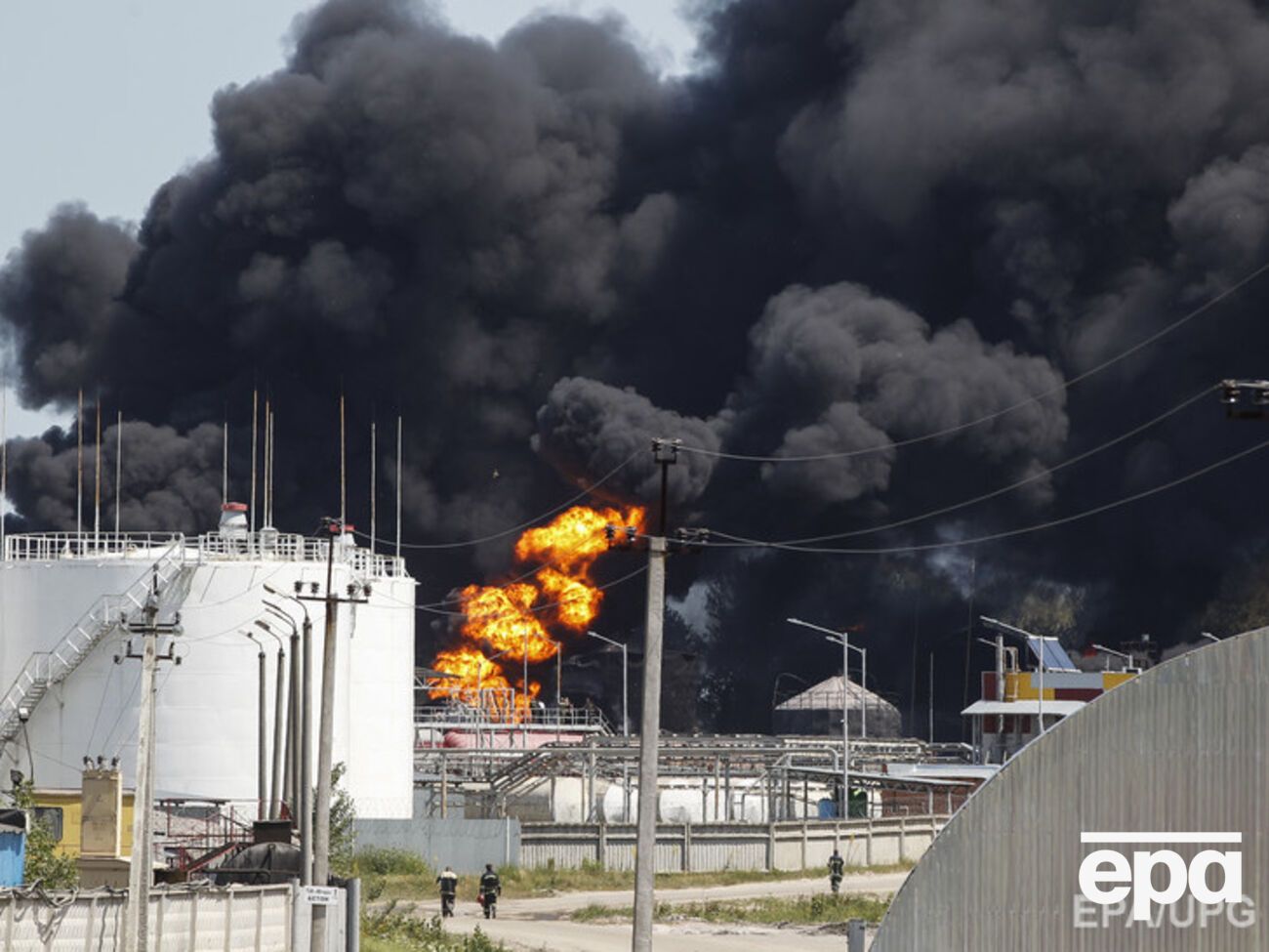 Пожар на нефтебазе под Киевом продолжается восьмой день