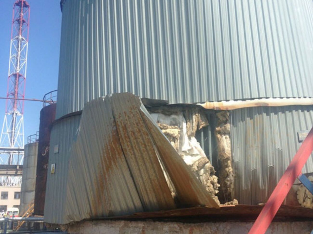 В результате взрыва на Кременчугском НПЗ погиб рабочий-сварщик