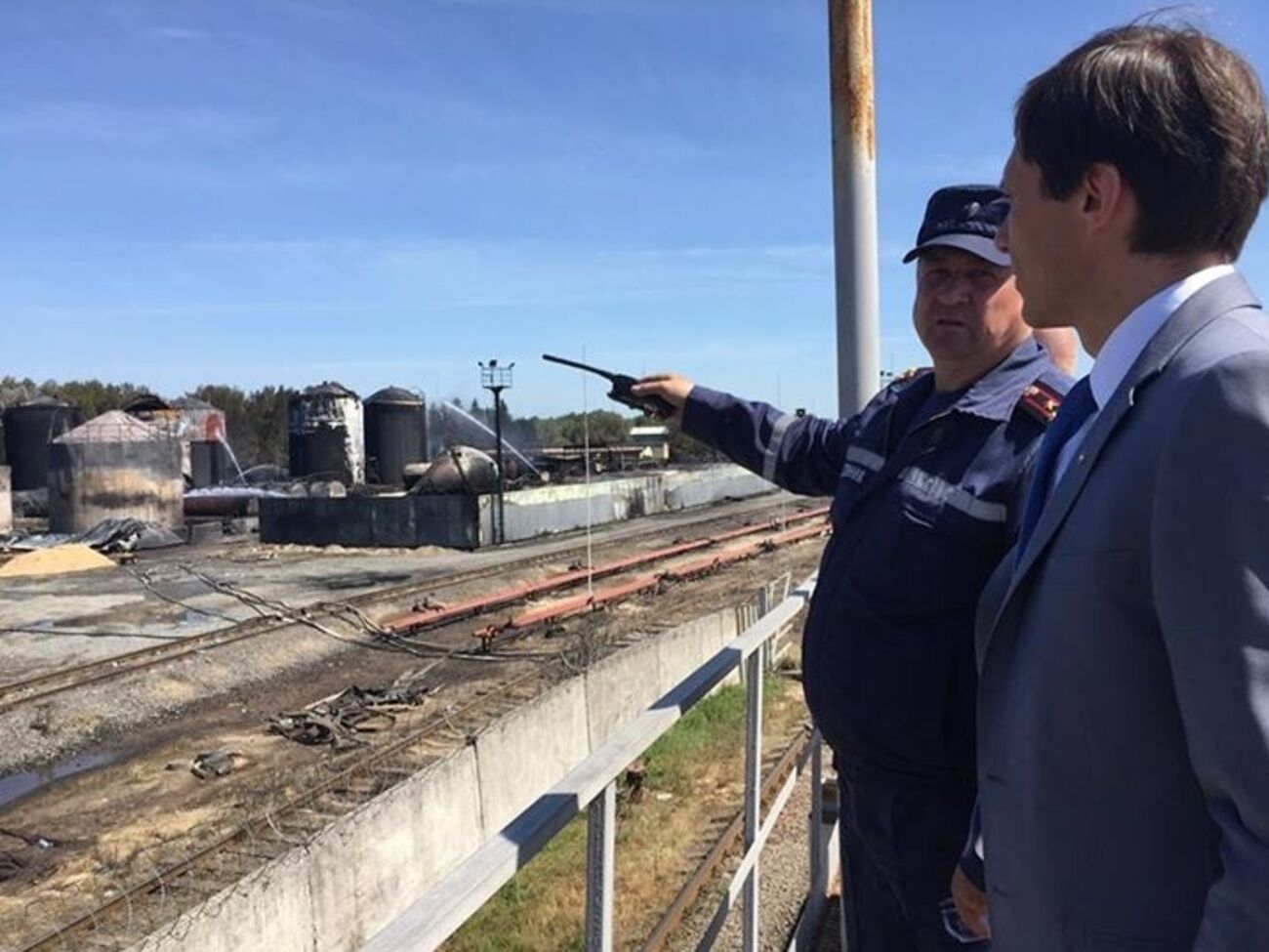 Министр экологии опубликовал фото, подтверждающие его посещение горящей нефтебазы