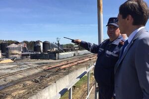 Министр экологии опубликовал фото, подтверждающие его посещение горящей нефтебазы