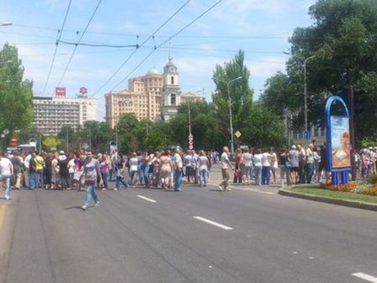 Собравшиеся в центре Донецка требовали прекратить обстрелы