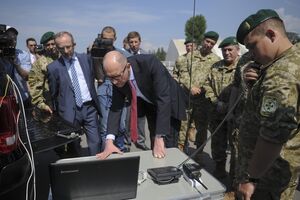 Яценюку показали работу новейших образцов автоматизированных систем пограничного контроля