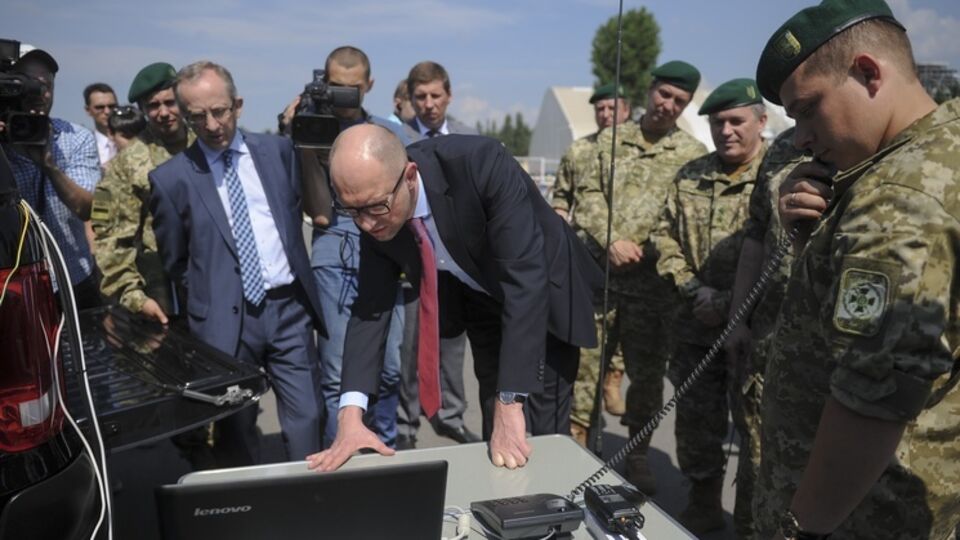 Яценюку показали работу новейших образцов автоматизированных систем пограничного контроля