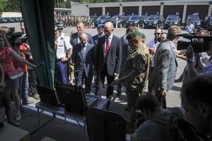 Евросоюз передал Украине автомобили и оборудование для Государственной пограничной службы. Фоторепортаж