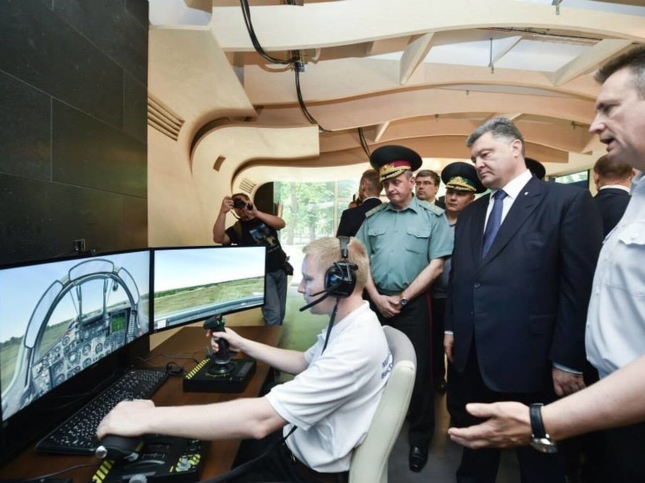 Порошенко посетил выставку вооружения