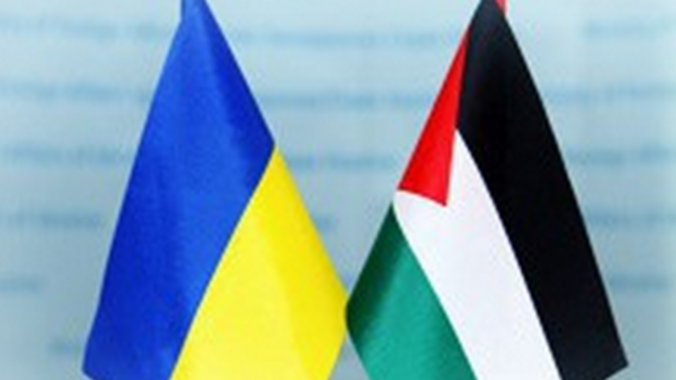 Один из пострадавших сообщил послу, что нападавших было много, все они были в масках