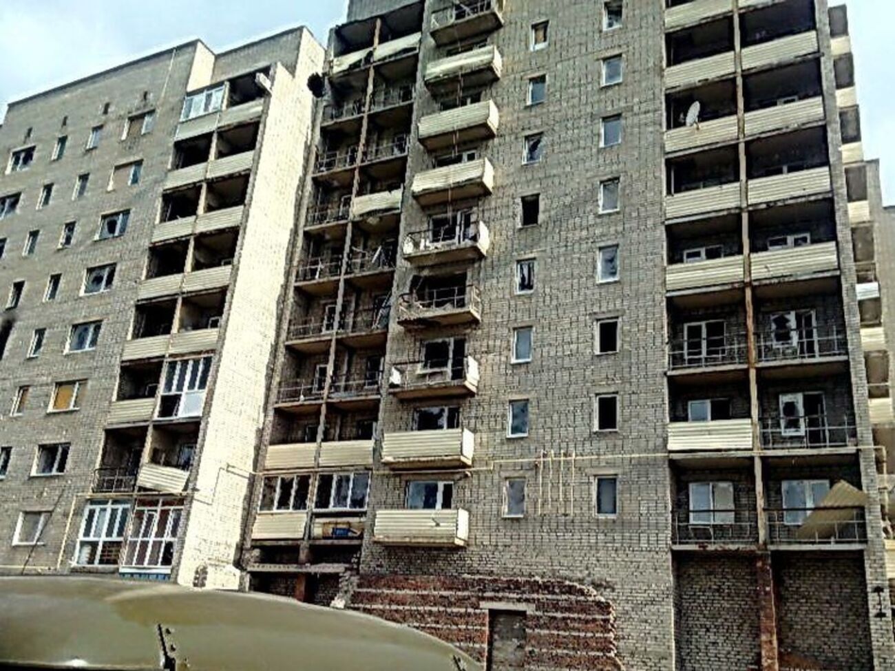Украинская сторона СЦКК зафиксировала шесть попаданий 125-мм снарядов в жилой девятиэтажный дом