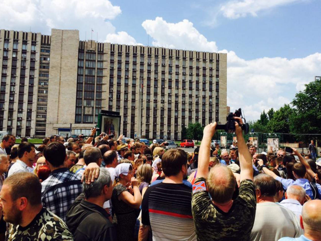 Жители Донецка требовали прекратить обстрелы жилых кварталов