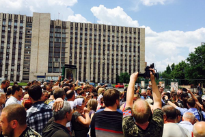 Жители Донецка требовали прекратить обстрелы жилых кварталов