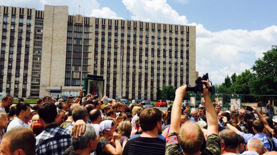 Жители Донецка требовали прекратить обстрелы жилых кварталов